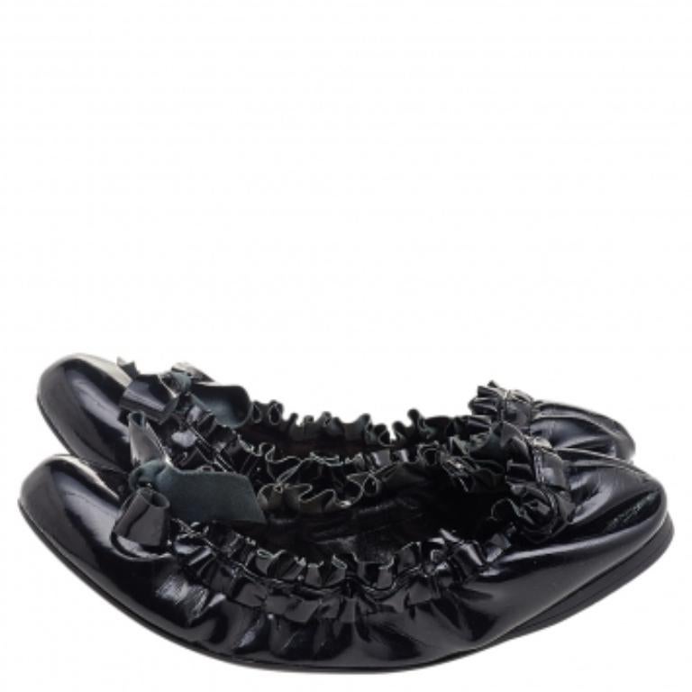 Diese Ballerinas von Miu Miu strahlen schlichte Eleganz aus. Die aus Lackleder gefertigten Flats haben ein schwarzes Äußeres, runde Zehen und Schleifen. Wenn Sie darin ausgehen, werden Sie einen angenehmen Tag verbringen.
