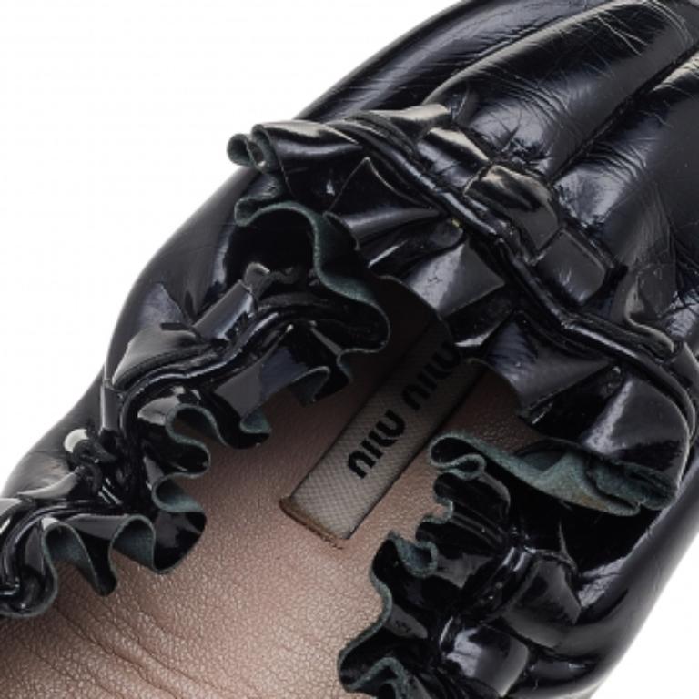 Miu Schwarze Ballettschuhe aus Lackleder mit geschwungener Schleife Größe 35.5 im Zustand „Gut“ im Angebot in Dubai, Al Qouz 2