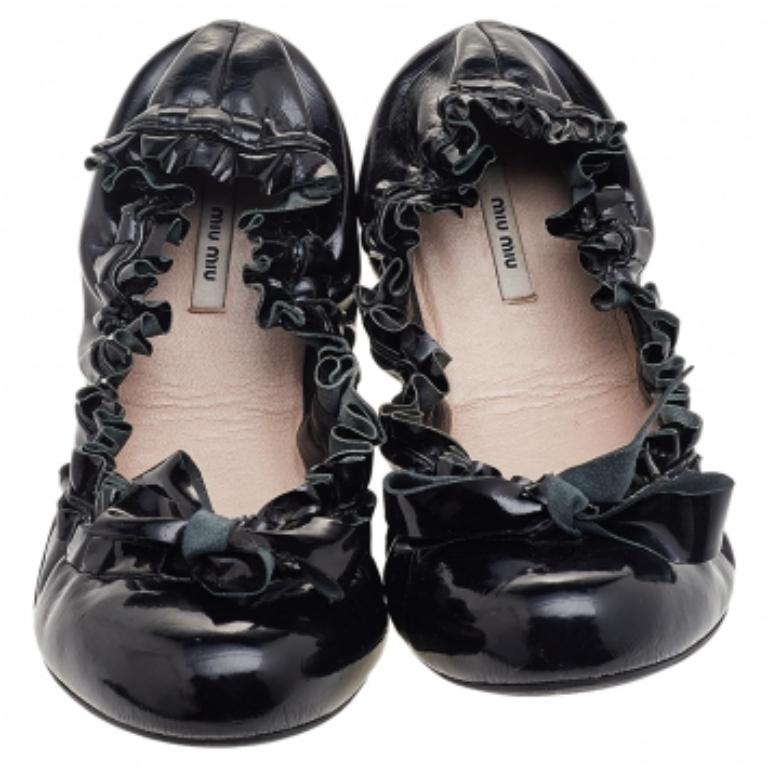 Miu Schwarze Ballettschuhe aus Lackleder mit geschwungener Schleife Größe 35.5 Damen im Angebot