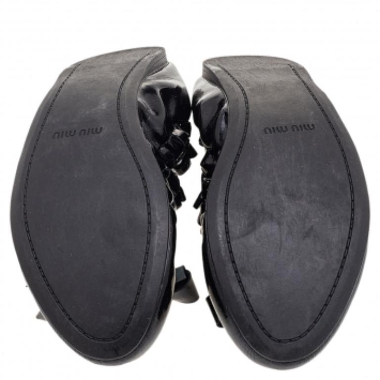 Miu Schwarze Ballettschuhe aus Lackleder mit geschwungener Schleife Größe 35.5 im Angebot 2