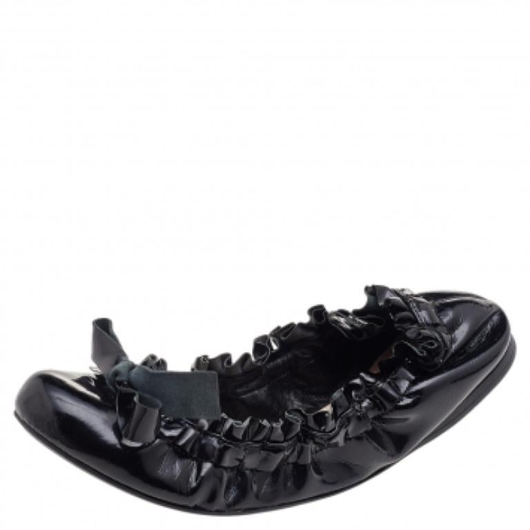 Miu Schwarze Ballettschuhe aus Lackleder mit geschwungener Schleife Größe 35.5 im Angebot 3
