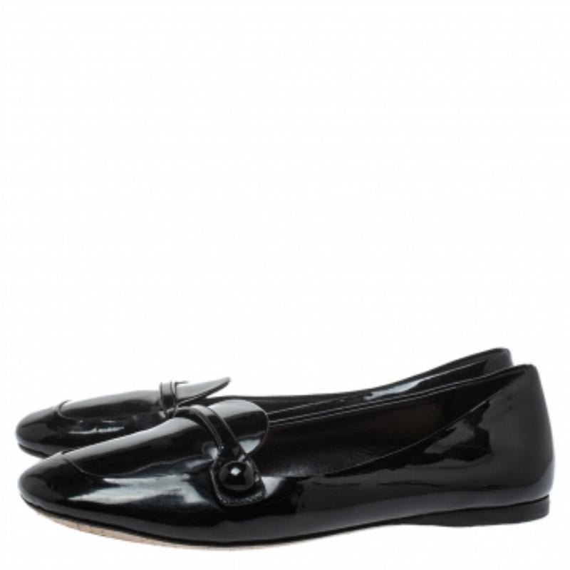 Le creazioni di Miu Miu sono eleganti senza sforzo, proprio come queste ballerine slip-on. Sono state realizzate in vernice nera e progettate con dettagli di cinturino con bottone sulla tomaia. Sono dotate di comode solette foderate in pelle e di