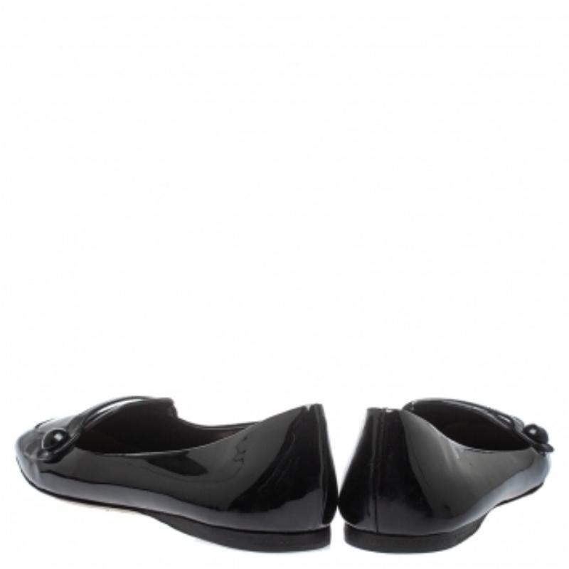 Miu Miu in pelle verniciata nera  Ballerine taglia 36 In condizioni buone in vendita a Dubai, Al Qouz 2