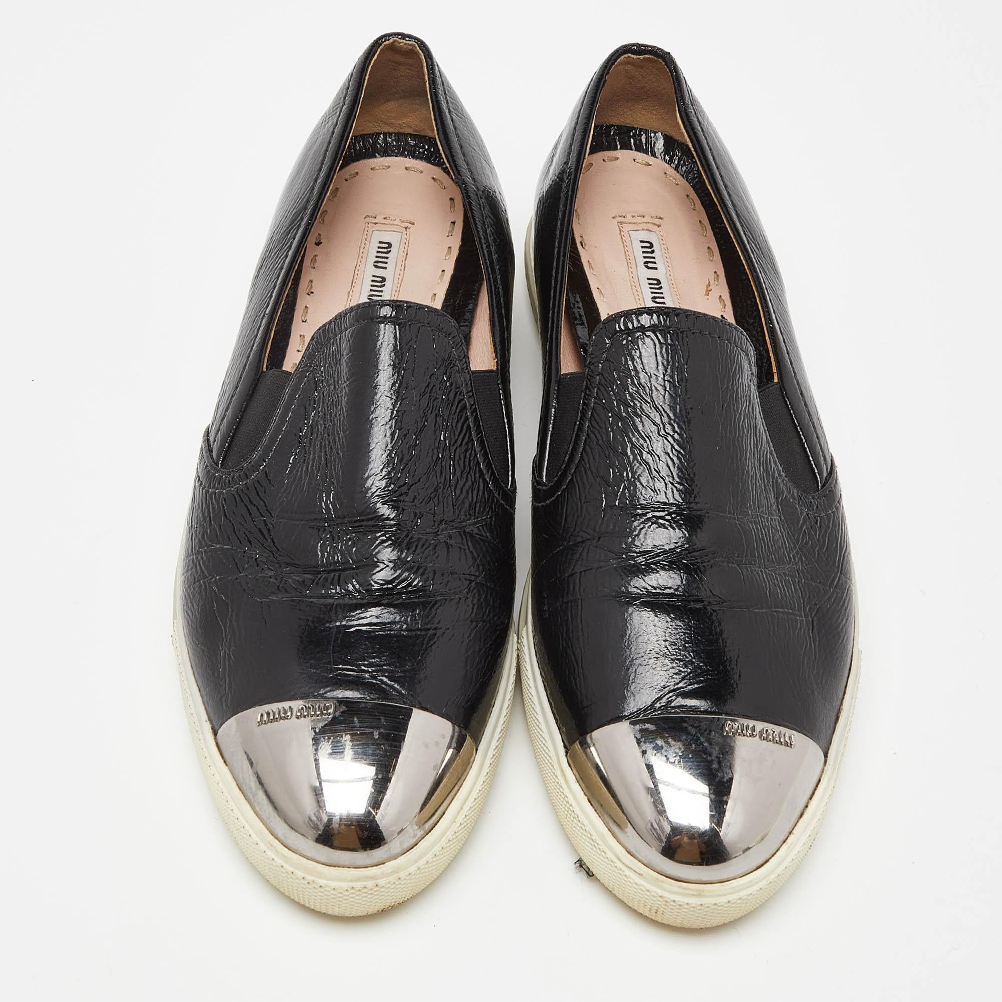 Noir Miu Miu - Baskets à enfiler en cuir verni noir - Taille 41 en vente