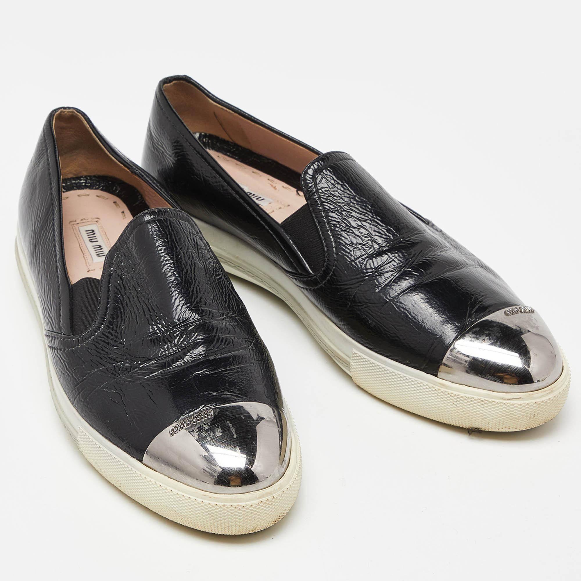 Miu Miu - Baskets à enfiler en cuir verni noir - Taille 41 Bon état - En vente à Dubai, Al Qouz 2