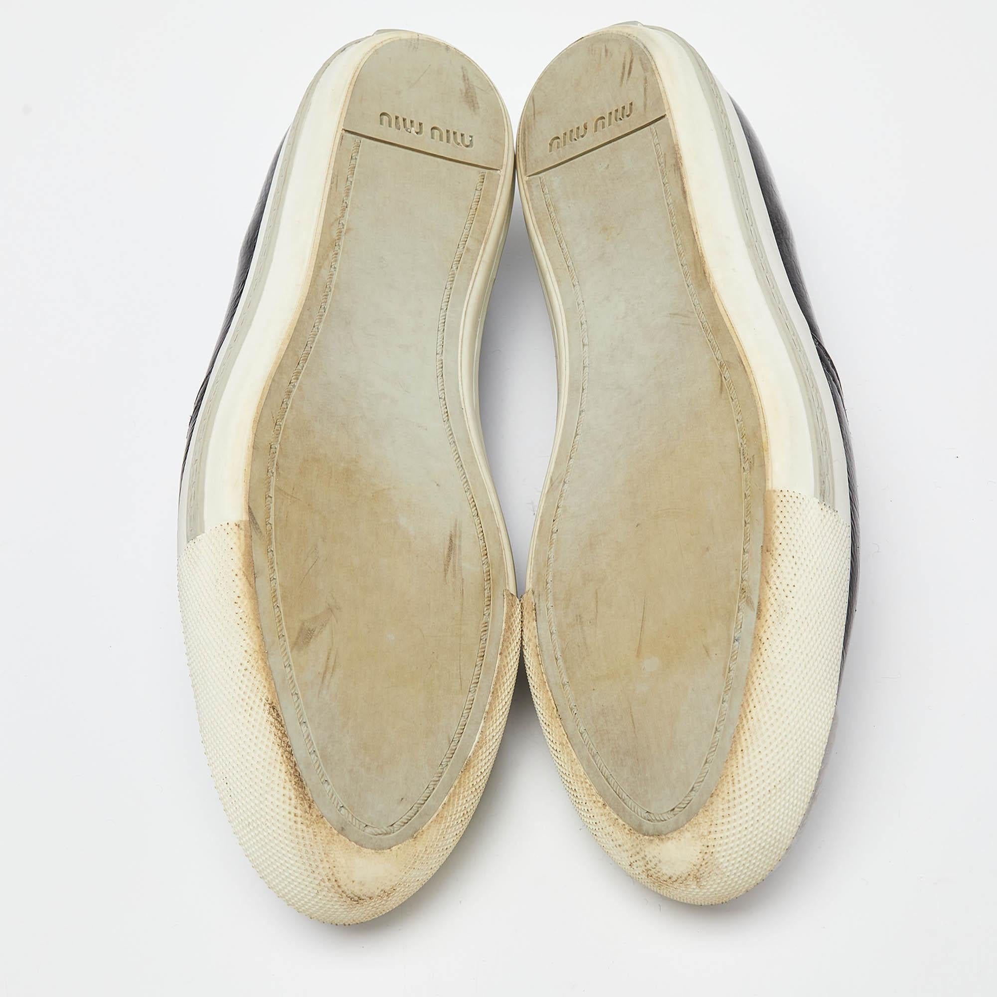 Miu Miu - Baskets à enfiler en cuir verni noir - Taille 41 en vente 1