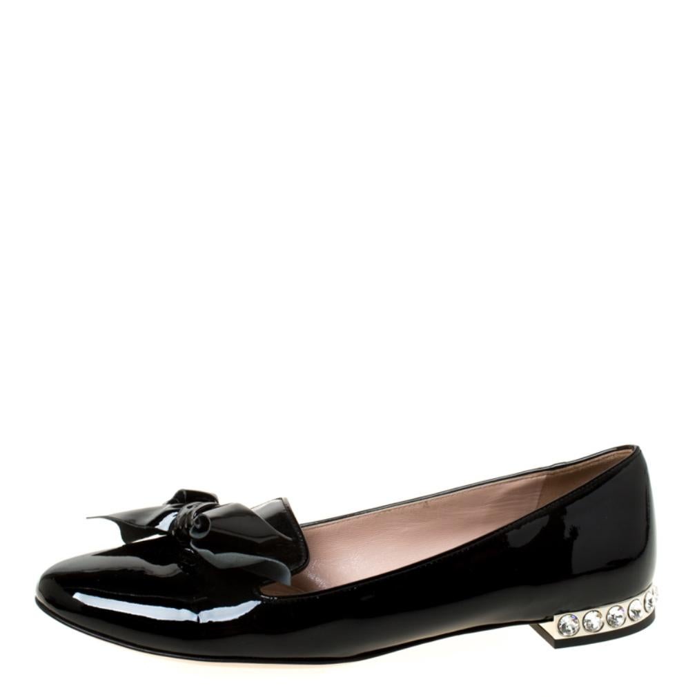 Exquisite and well-made, these Miu Miu loafers are worth owning. They've been crafted from patent leather and they come flaunting a black shade with bow details on the vamps and stud embellishments on the low heels. The loafers are ideal to be worn