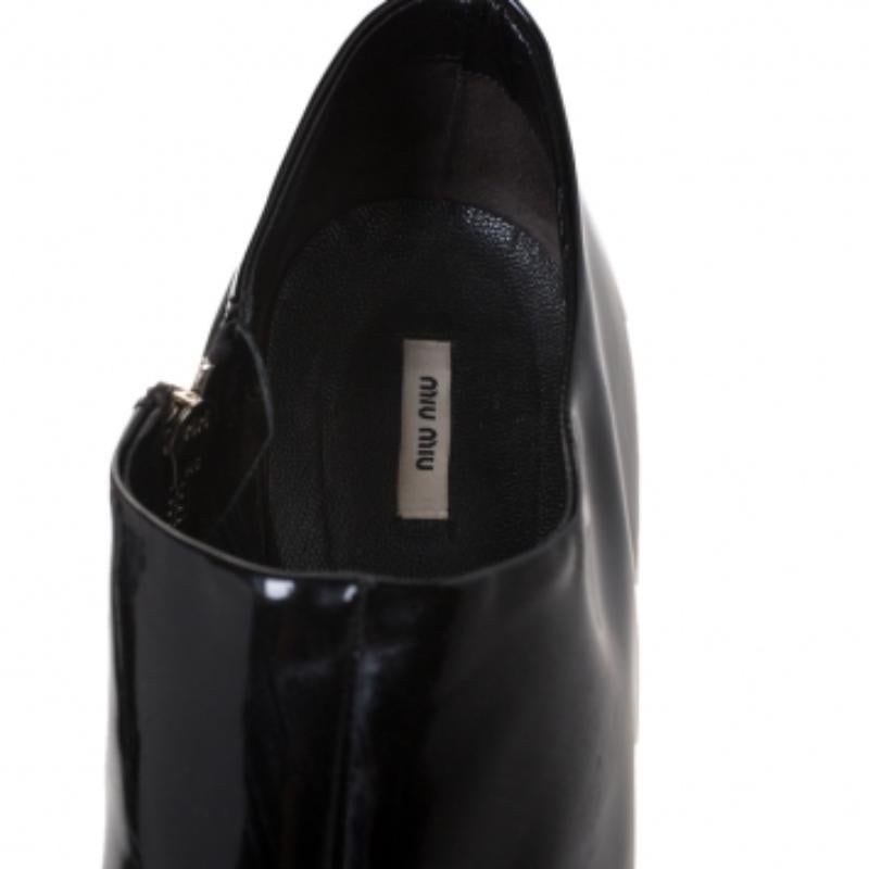 Miu Miu Black Patent Leather Zip Booties Size 40 en vente 1
