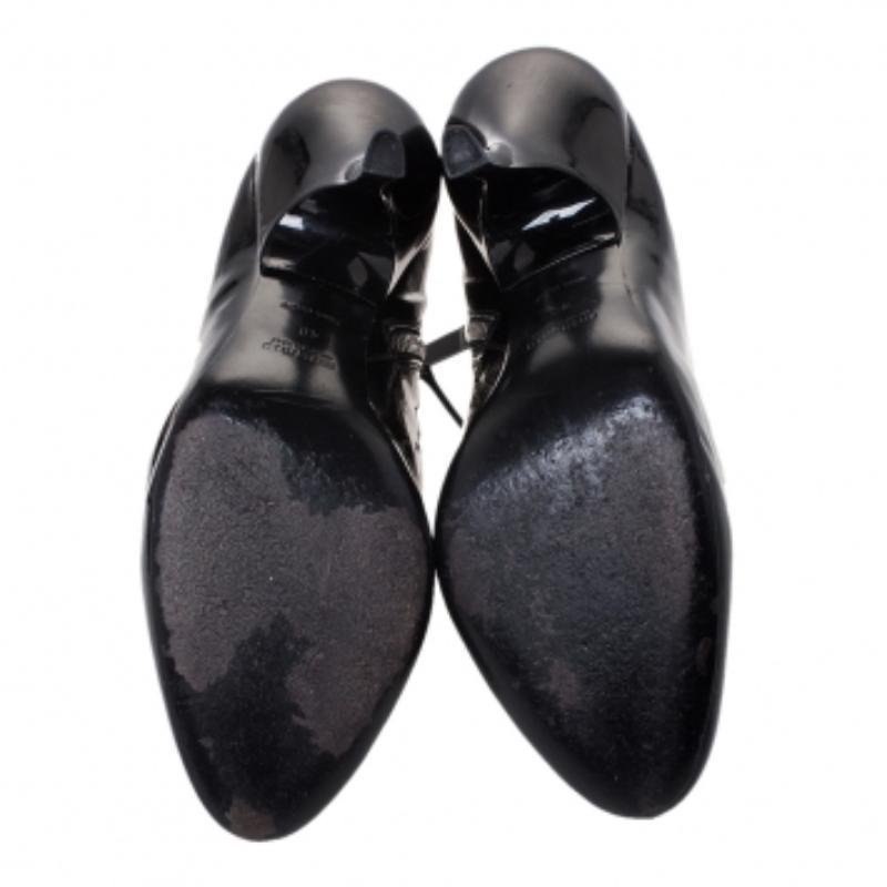 Miu Miu Black Patent Leather Zip Booties Size 40 en vente 2