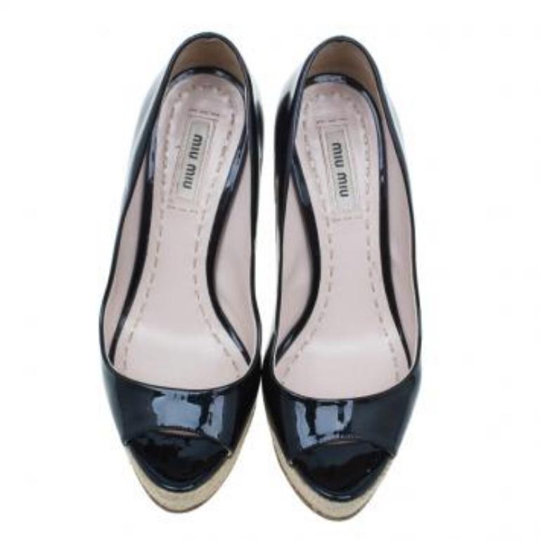 Miu Miu - Escarpins à bout ouvert en cuir verni noir - Taille 36 en vente 5