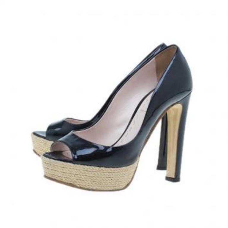 Ces escarpins Miu Miu vous permettront d'afficher votre magnétisme féminin ! Confectionnés en cuir verni noir, ces escarpins à plateforme peep toe sont dotés de bouts en amande, de plateformes espadrilles audacieuses et de talons épais de 13 cm de