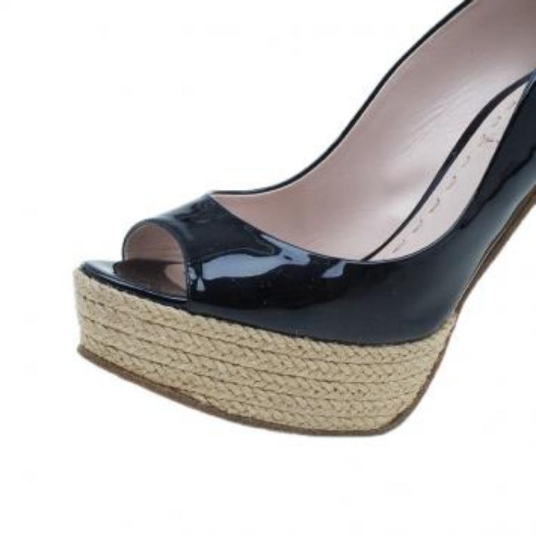 Miu Miu - Escarpins à bout ouvert en cuir verni noir - Taille 36 Pour femmes en vente