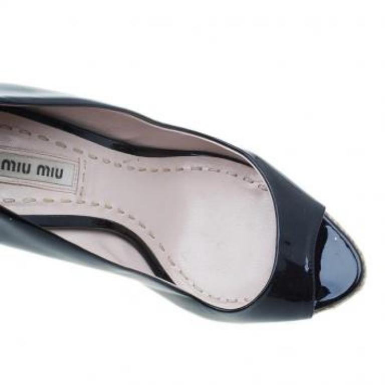 Miu Miu - Escarpins à bout ouvert en cuir verni noir - Taille 36 en vente 1
