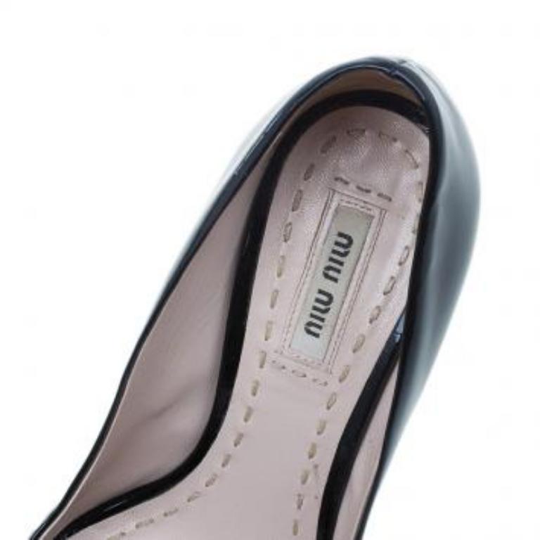 Miu Miu - Escarpins à bout ouvert en cuir verni noir - Taille 36 en vente 2