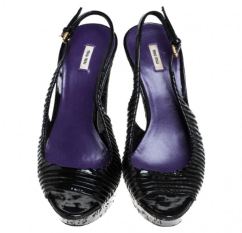 Miu miu nero, pelle plissettata, sandali con piattaforma Peep Toe Slingback misura 38,5 In condizioni buone in vendita a Dubai, Al Qouz 2