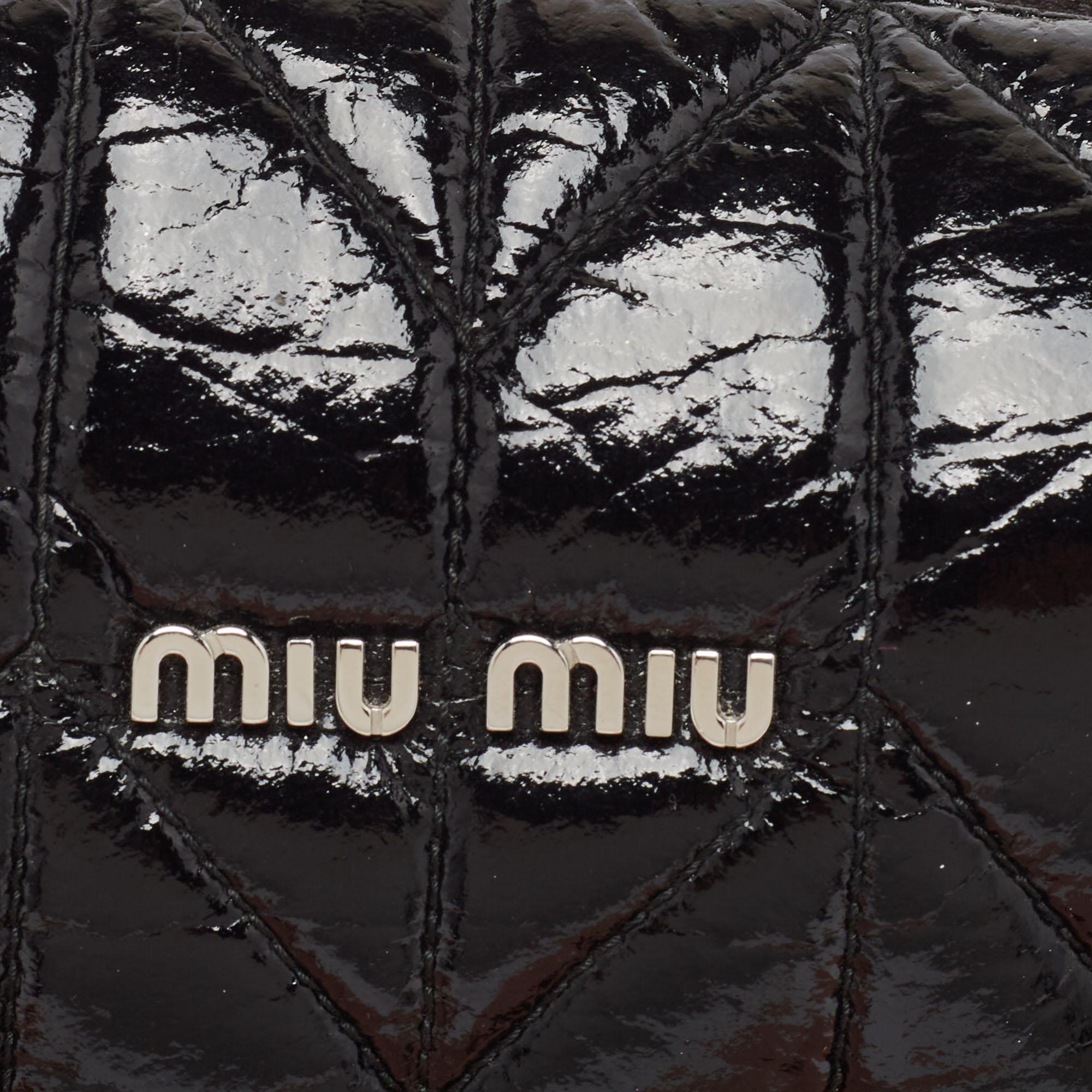Miu Miu Mini Spirit Hobo en cuir verni matelassé noir en vente 4