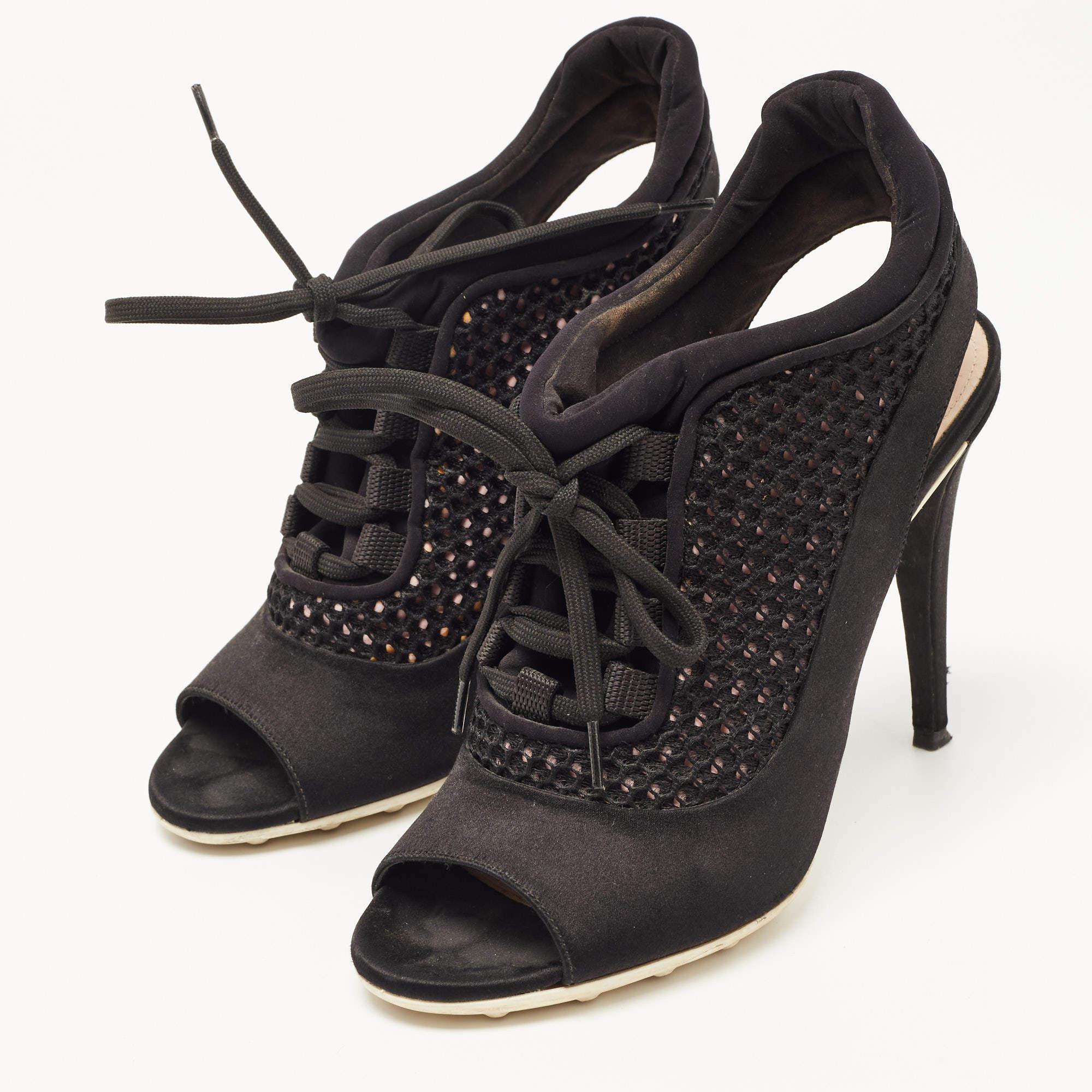 Completa il tuo outfit ben messo con queste autentiche scarpe Miu Miu. Senza tempo e di classe, hanno una costruzione straordinaria per una qualità duratura e una vestibilità confortevole.