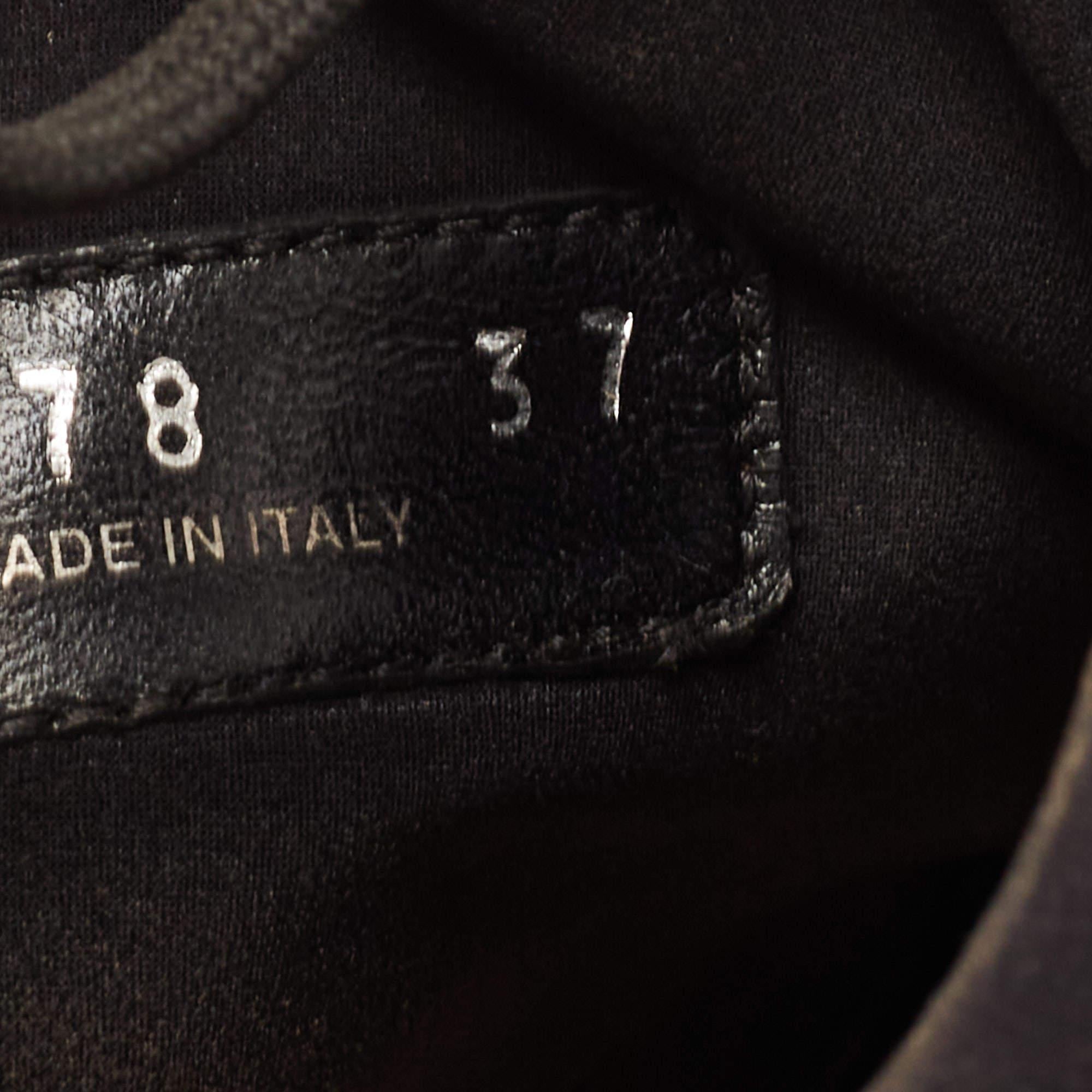 Miu Miu nero, raso e rete, punta aperta, stivaletti con lacci, taglia 37 in vendita 2