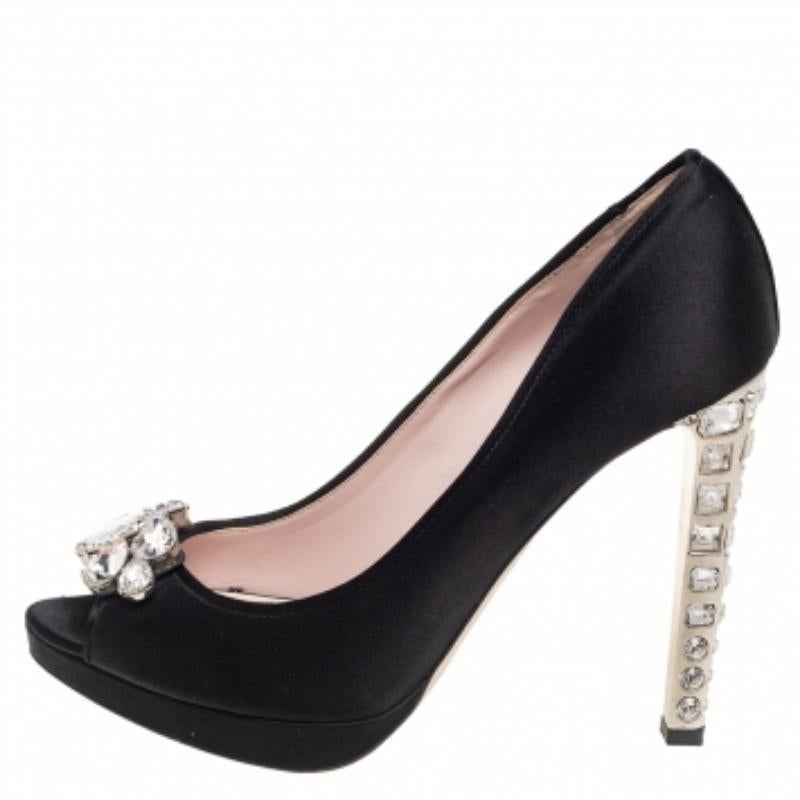 Miu Miu Black Satin Crystal Embellished Peep Toe Pumps Talla 37.5 en venta