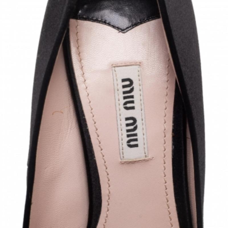 Miu Miu Black Satin Crystal Embellished Peep Toe Pumps Talla 37.5 Negro en venta