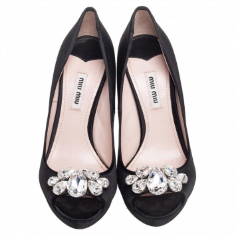 Miu Miu Black Satin Crystal Embellished Peep Toe Pumps Talla 37.5 en Bueno estado para la venta en Dubai, Al Qouz 2