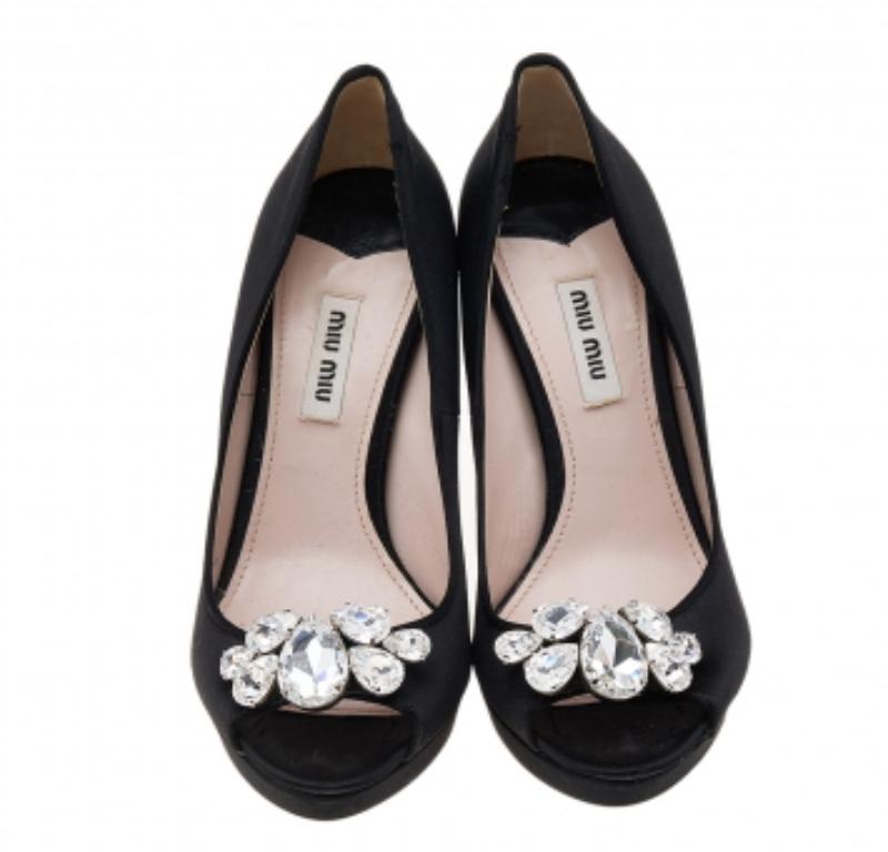 Miu Miu - Escarpins peep toes en satin noir avec ornements en cristal - Taille 37.5 Bon état - En vente à Dubai, Al Qouz 2