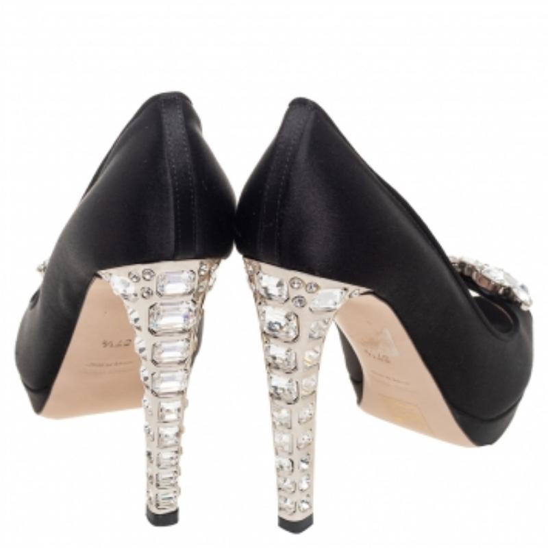 De las mujeres Miu Miu Black Satin Crystal Embellished Peep Toe Pumps Talla 37.5 en venta