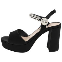 Miu Miu Black Satin Crystal Embellished Platform Ankle Strap Sandals Size 38 (Sandales à bride de cheville en satin noir avec ornements en cristal)