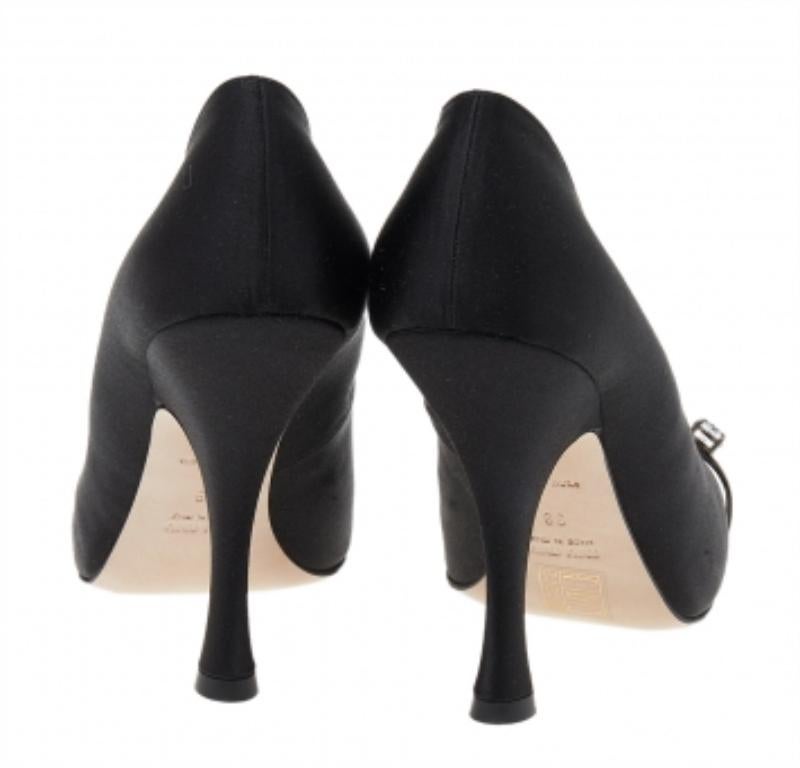 Miu Miu - Escarpins à bout pointu en satin noir avec ornements en cristal - Taille 39 Bon état à Dubai, Al Qouz 2