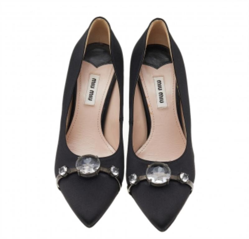  Miu Miu - Escarpins à bout pointu en satin noir avec ornements en cristal - Taille 39 Pour femmes 