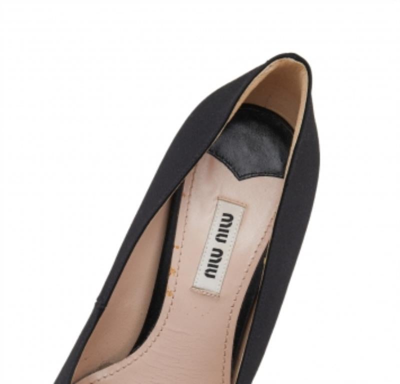 Miu Miu - Escarpins à bout pointu en satin noir avec ornements en cristal - Taille 39 1