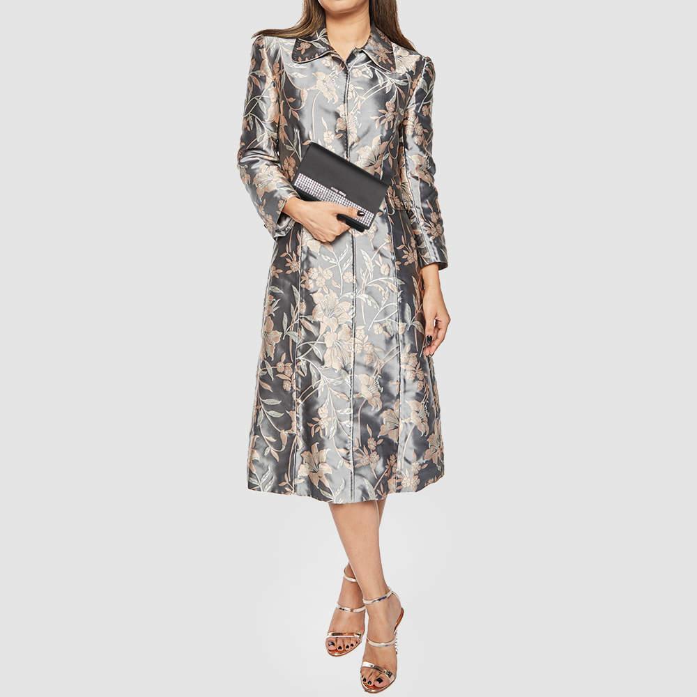 The fashion house’s tradition of excellence, coupled with modern design sensibilities, works to make this bag one of a kind. It's a fabulous accessory for special occasions.

Includes: Metal Plate Mirror