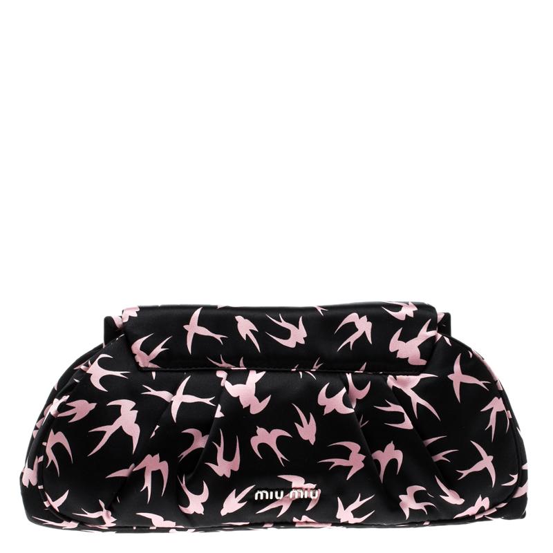 Create the most elegant and effortless feminine looks for both your day and night time occasions by pairing this Miu Miu Duchesse Swallow clutch with your outfit. Crafted in black satin fabric, this clutch is accented with pink bird patterned prints