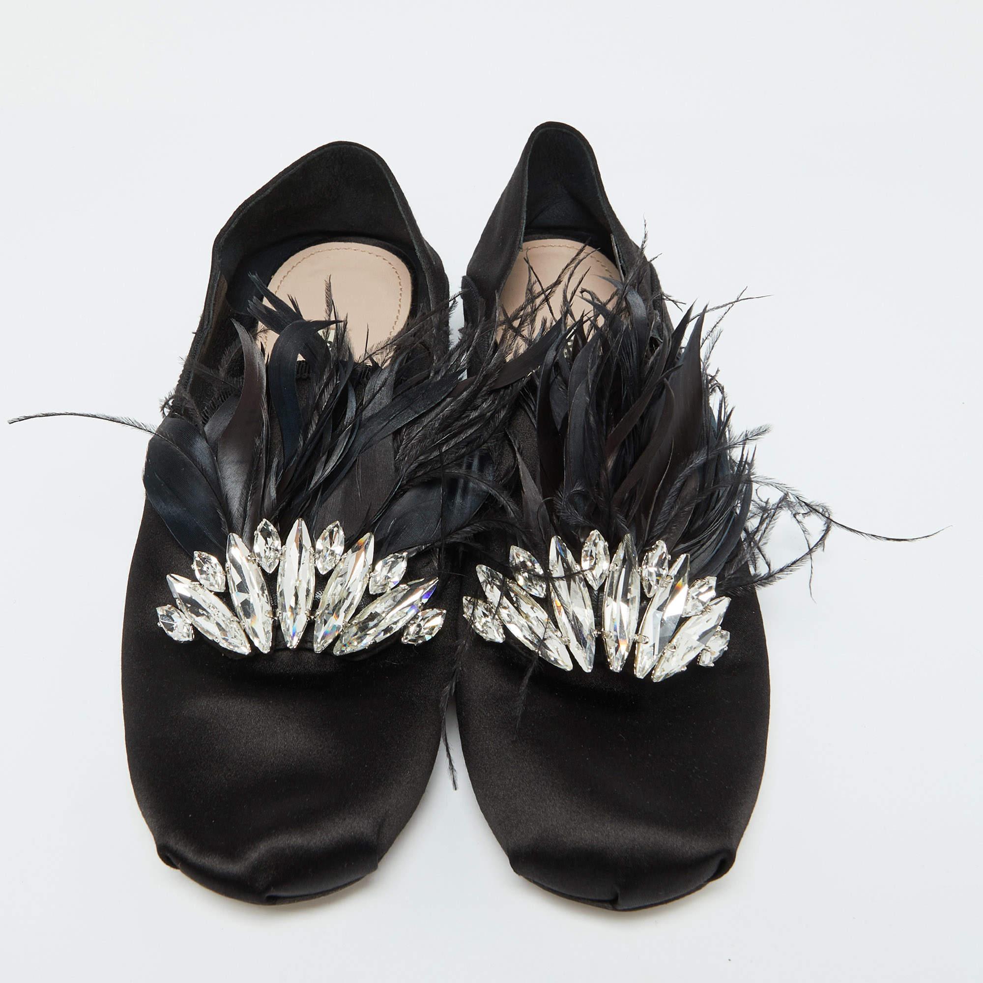 Miu Miu Zapatillas de fumar de raso negro con plumas y cristales adornados Talla 38.5 Negro en venta