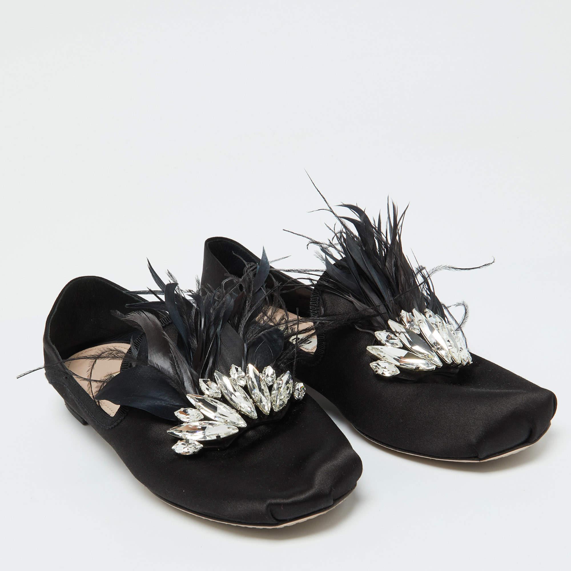 Miu Miu Zapatillas de fumar de raso negro con plumas y cristales adornados Talla 38.5 en Bueno estado para la venta en Dubai, Al Qouz 2