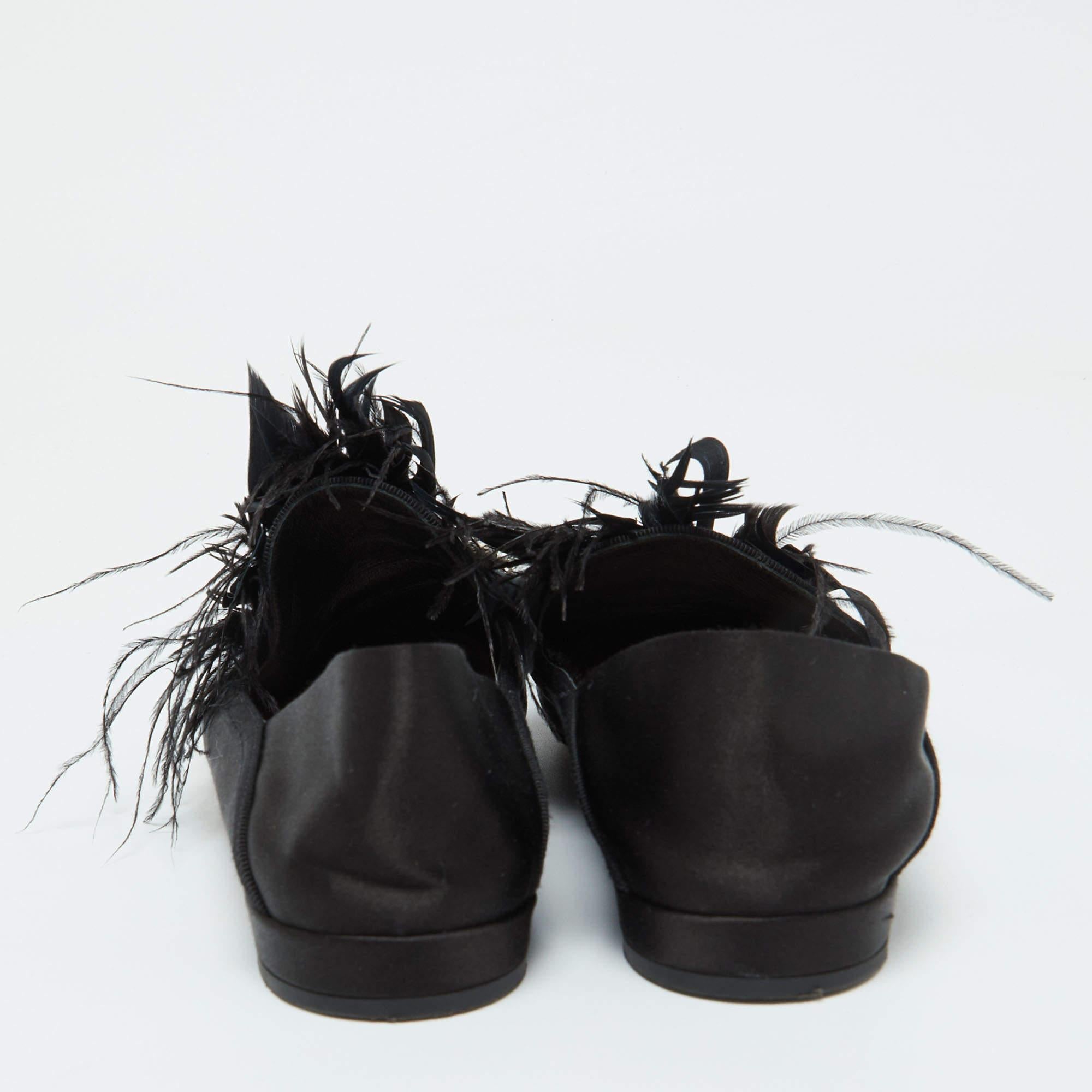 De las mujeres Miu Miu Zapatillas de fumar de raso negro con plumas y cristales adornados Talla 38.5 en venta