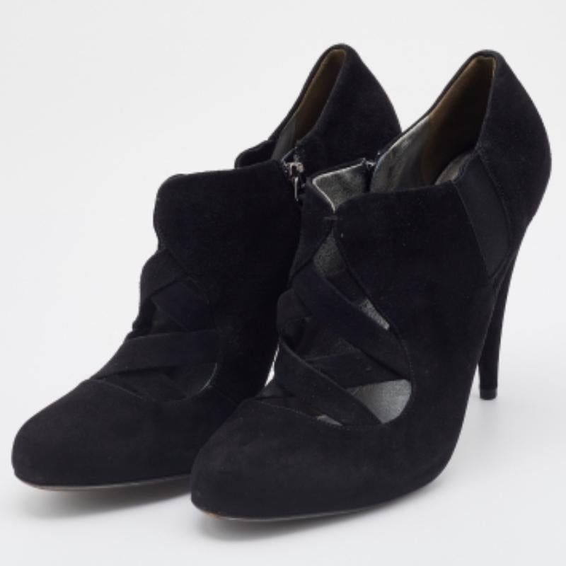 Step out in confidence by adorning these boots. With a unique appeal, they have the perfect amalgamation of durable construction and chic appeal. Balanced on a durable sole, this pair ensures maximum comfort.