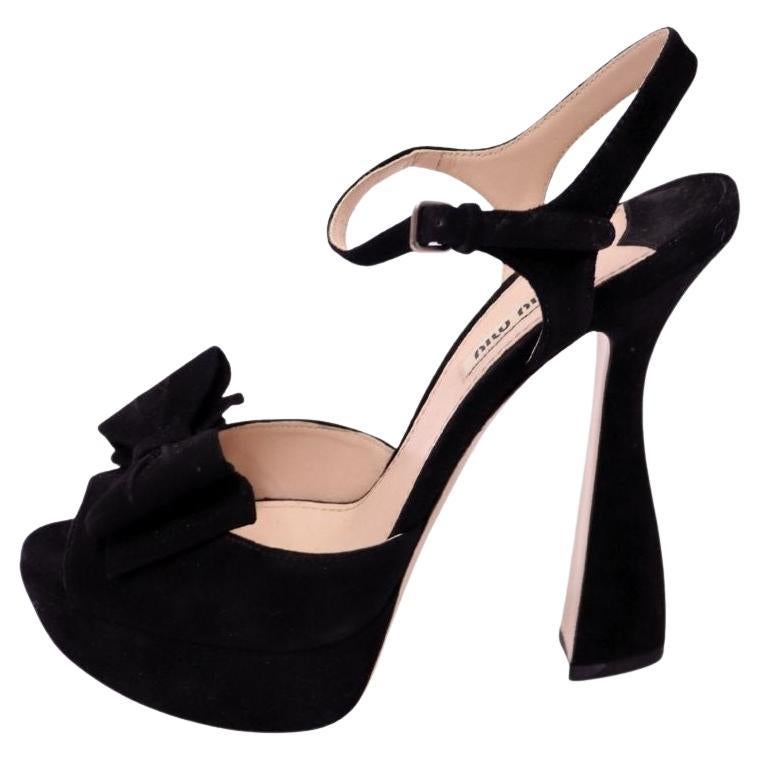 Talons compensés avec nœud en daim de Miu Miu noir - EU 38.5 en vente