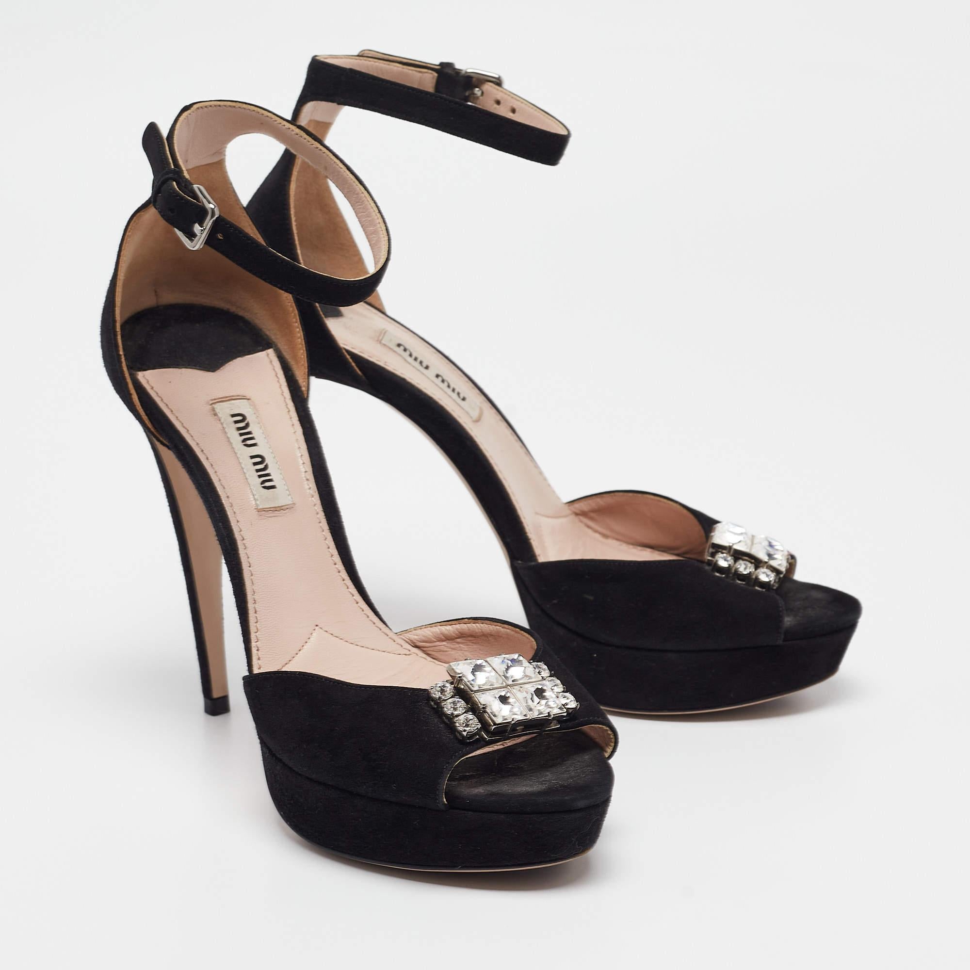Miu Miu Sandalias con tira al tobillo de ante negro y cristales adornados talla 38 en Bueno estado para la venta en Dubai, Al Qouz 2