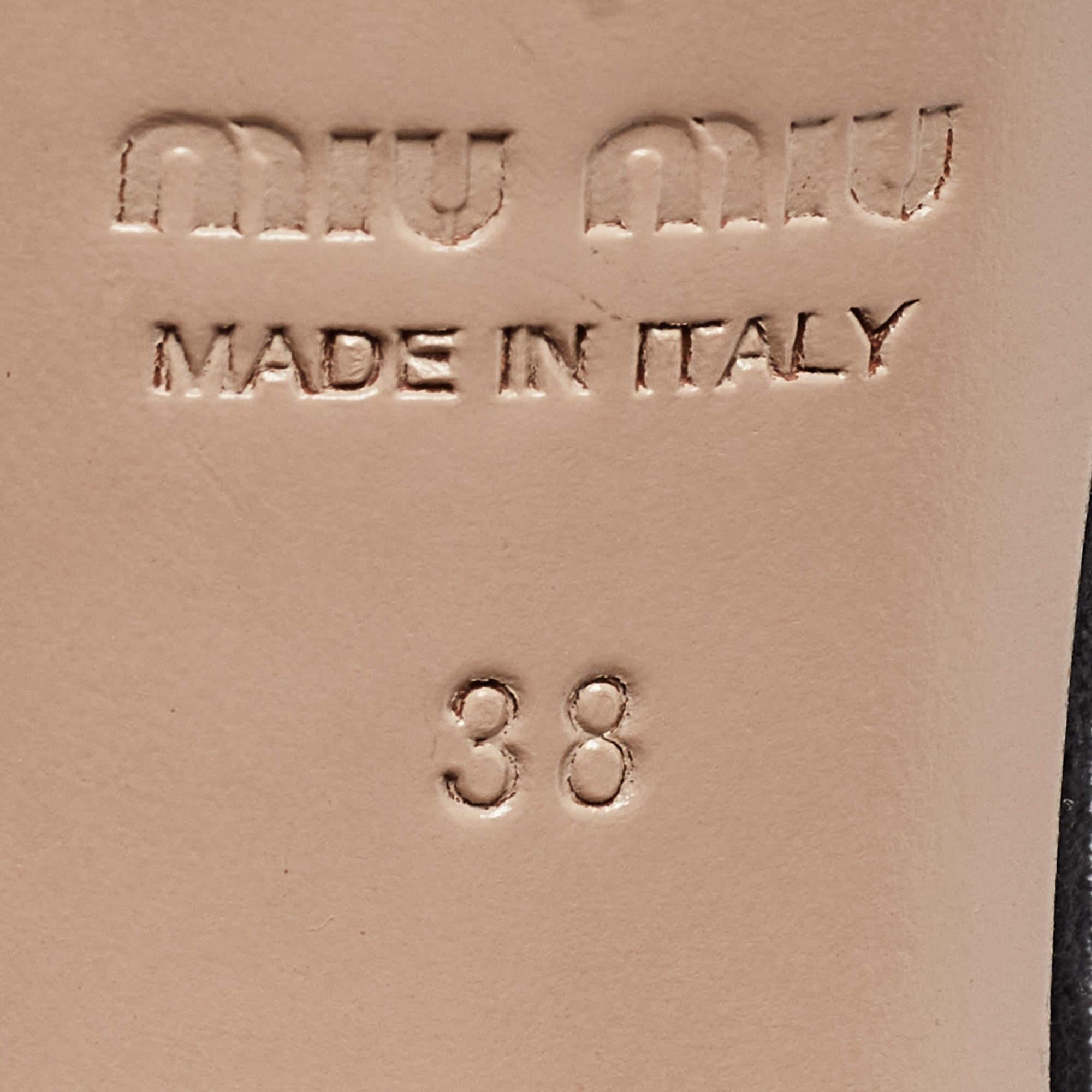 Miu Miu Sandalias con tira al tobillo de ante negro y cristales adornados talla 38 en venta 3