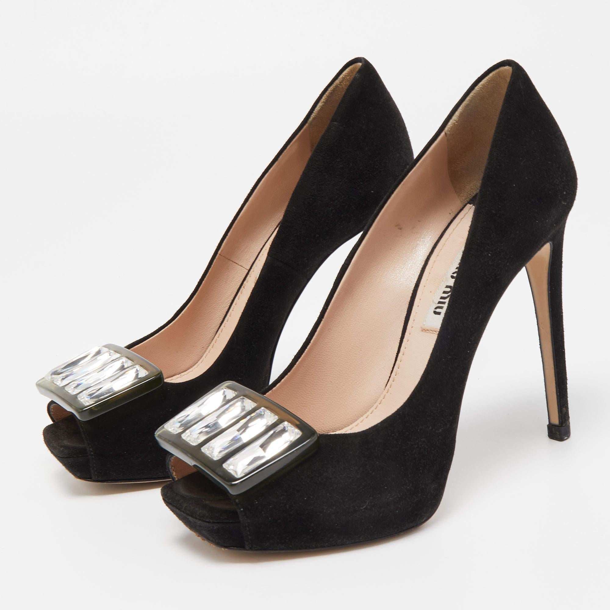 Affichez un style élégant avec cette paire d'escarpins. Ces chaussures élégantes sont fabriquées à partir de matériaux de qualité. Ils sont posés sur des semelles durables et des talons élégants.