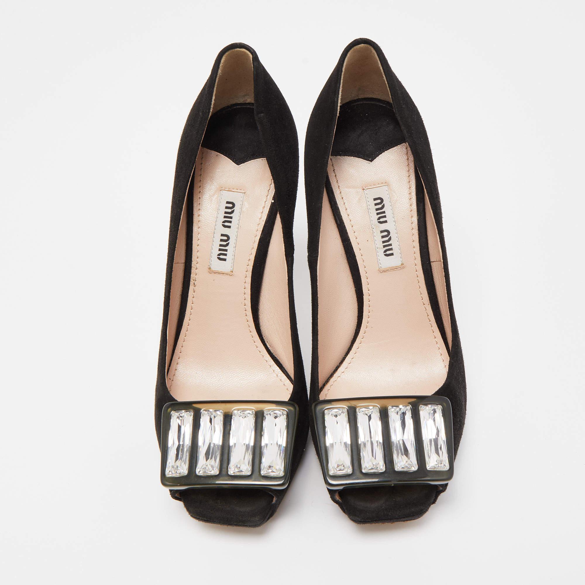 Miu Miu Noir Suede Crystal Embellished Peep Toe Pumps Size 35.5 Bon état - En vente à Dubai, Al Qouz 2