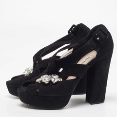 Miu Schwarze Plateausandalen aus Wildleder mit Kristallverzierung Größe 40