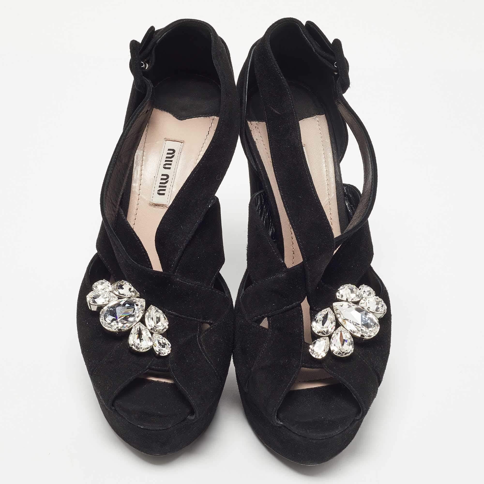 Noir Miu Miu Black Suede Crystal Embellished Platform Sandals Size 40 (Sandales à plateforme en daim noir ornées de cristaux) en vente