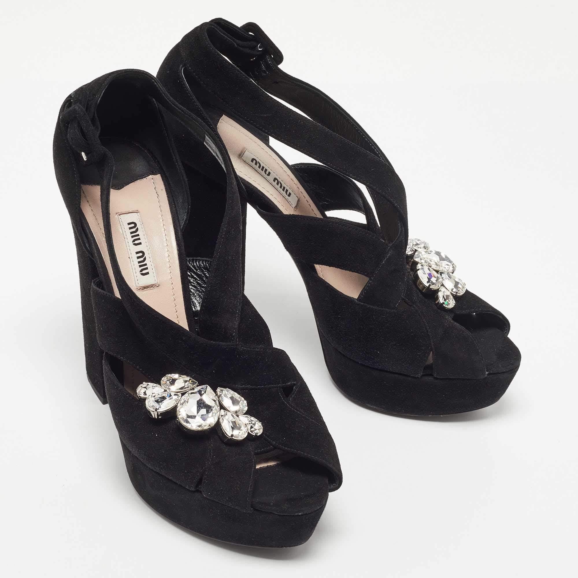 Miu Miu Black Suede Crystal Embellished Platform Sandals Size 40 (Sandales à plateforme en daim noir ornées de cristaux) Bon état - En vente à Dubai, Al Qouz 2