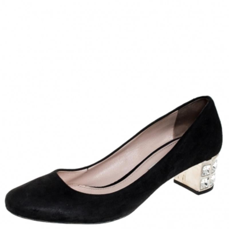 Miu Schwarze Kristall Heel Pumps aus Wildleder Größe 38 im Zustand „Relativ gut“ im Angebot in Dubai, Al Qouz 2