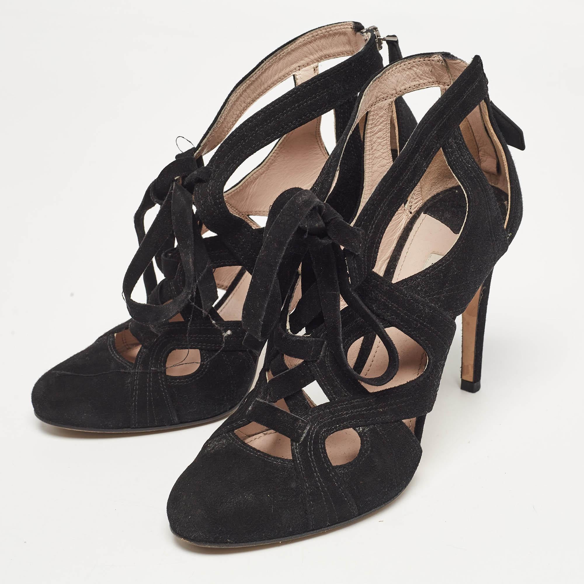 Make a chic style statement with these Miu Miu pumps. They showcase 10 cm heels and durable soles perfect for your fashionable outings