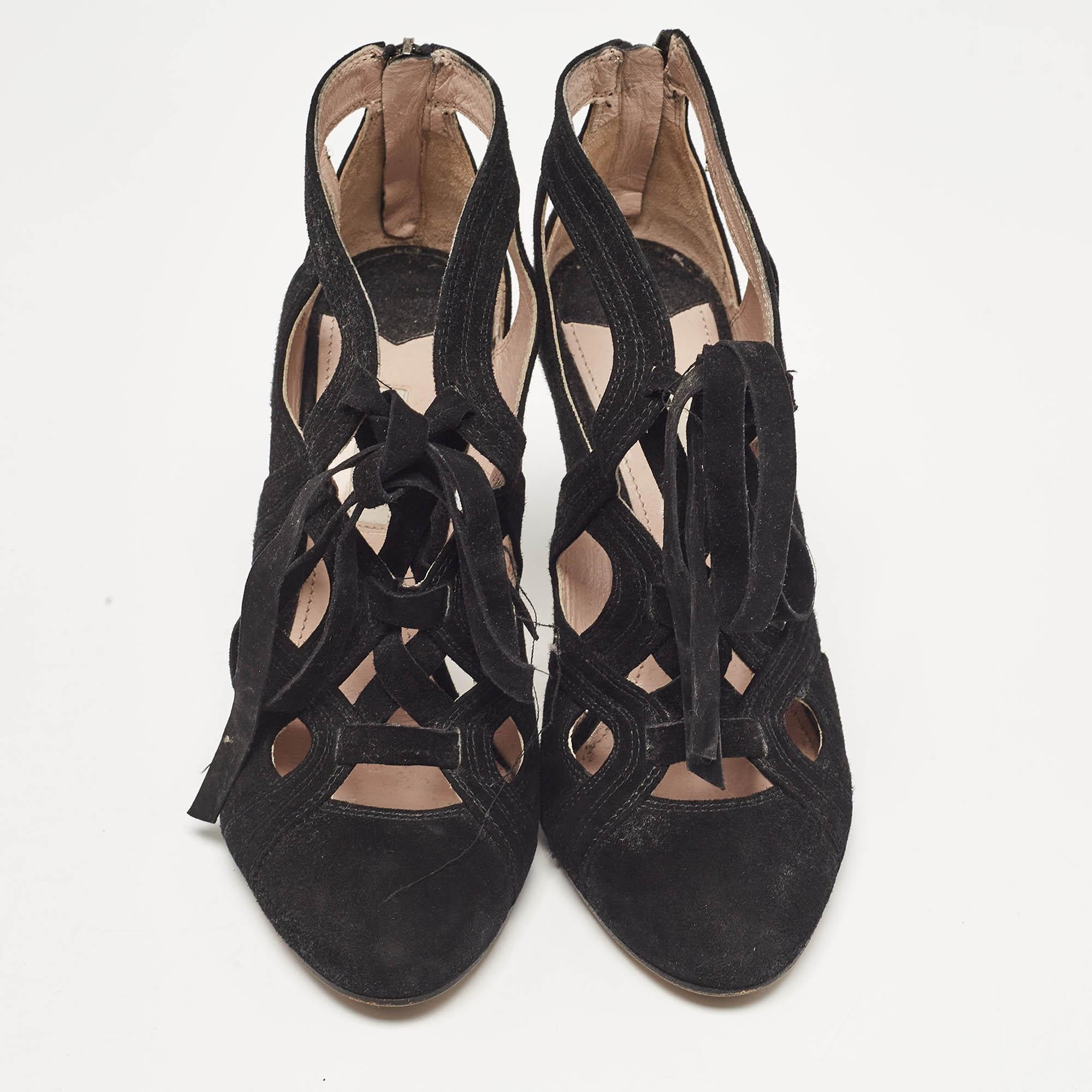 Miu Miu Black Suede Cut Out Pumps Size 37 In Good Condition For Sale In Dubai, Al Qouz 2