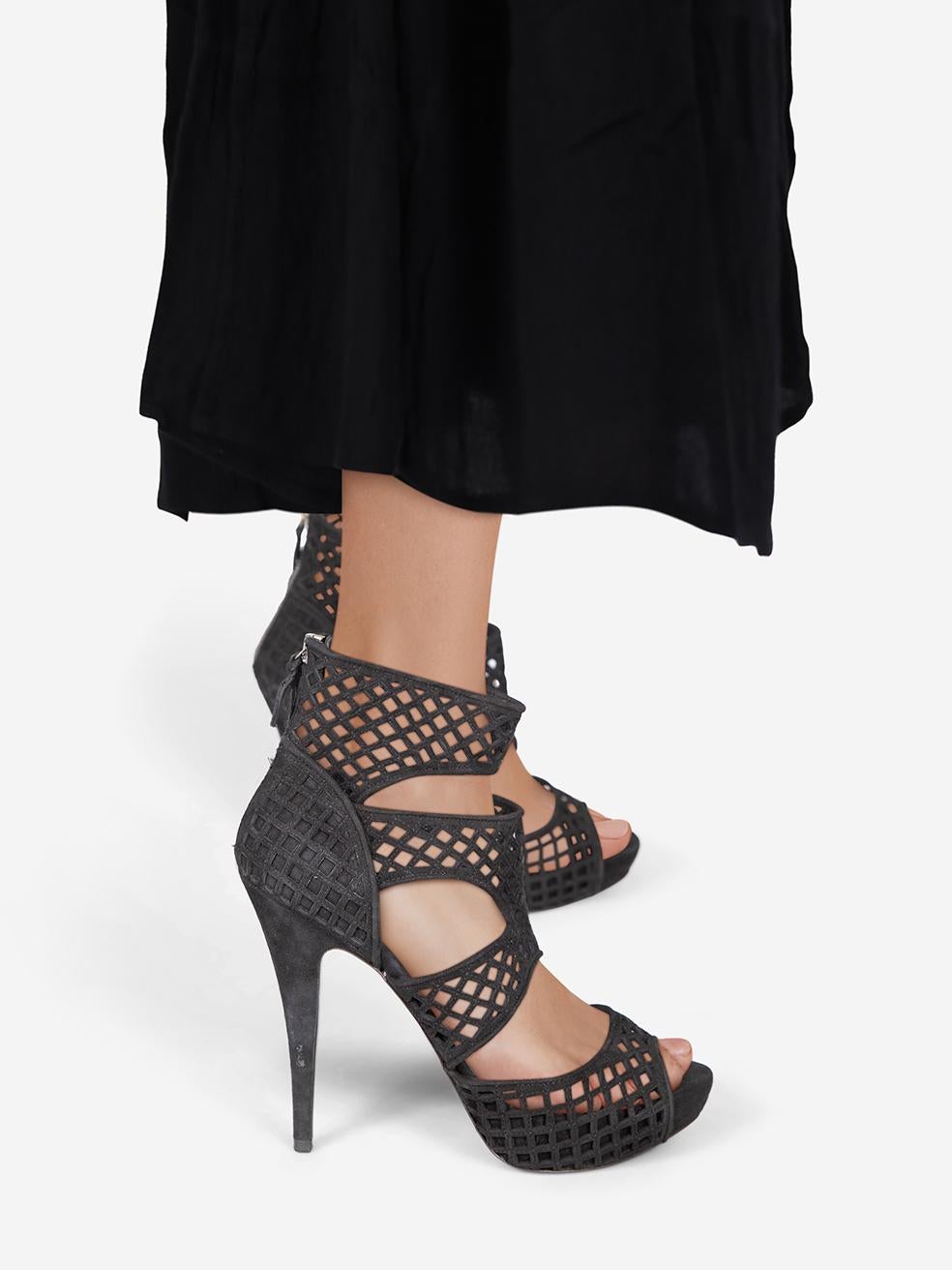 CONDIT ist sehr gut. Die Sandalen weisen nur minimale Abnutzungserscheinungen auf. Minimale Abnutzungserscheinungen an Ferse und Spitze beider Schuhe, wo leichte Abschürfungen zu sehen sind. Es gibt einige leichte Ausfransungen auf und um den