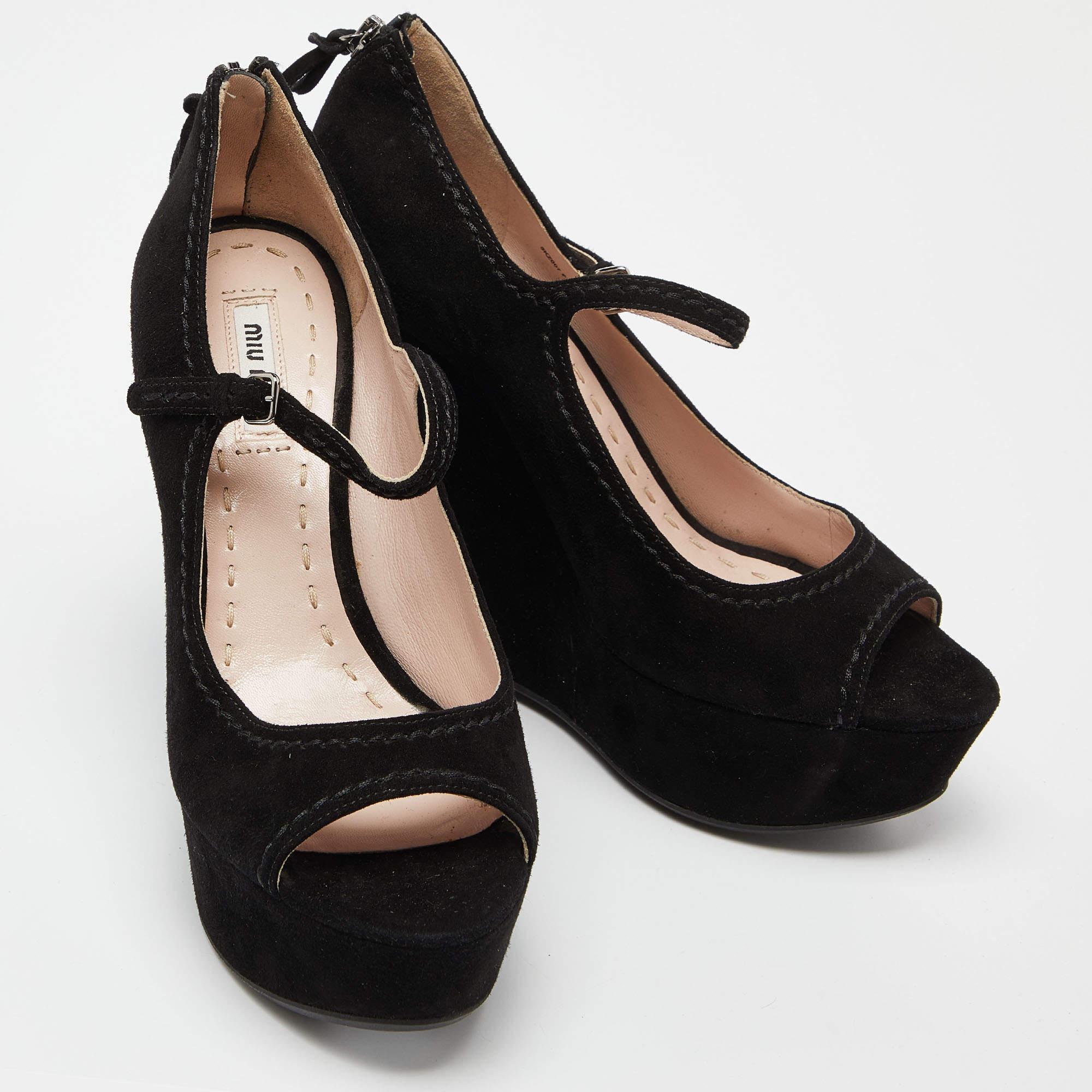  Miu Miu Noir Suede Peep Toe Ankle Strap Wedges Size 38 Pour femmes 